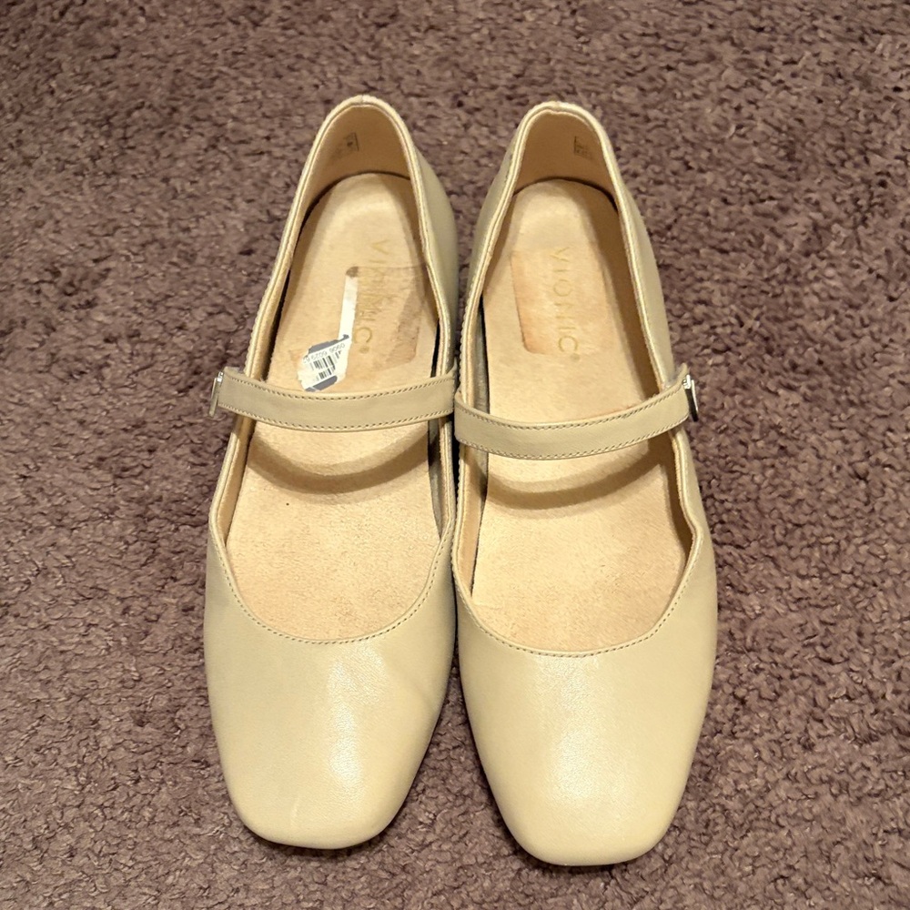 Vionic Cream Mary Jane Flats Size 8.5 Very good pre loved condition